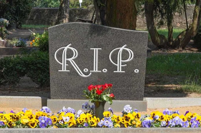 shutterstock_191088929.jpg Gravestone